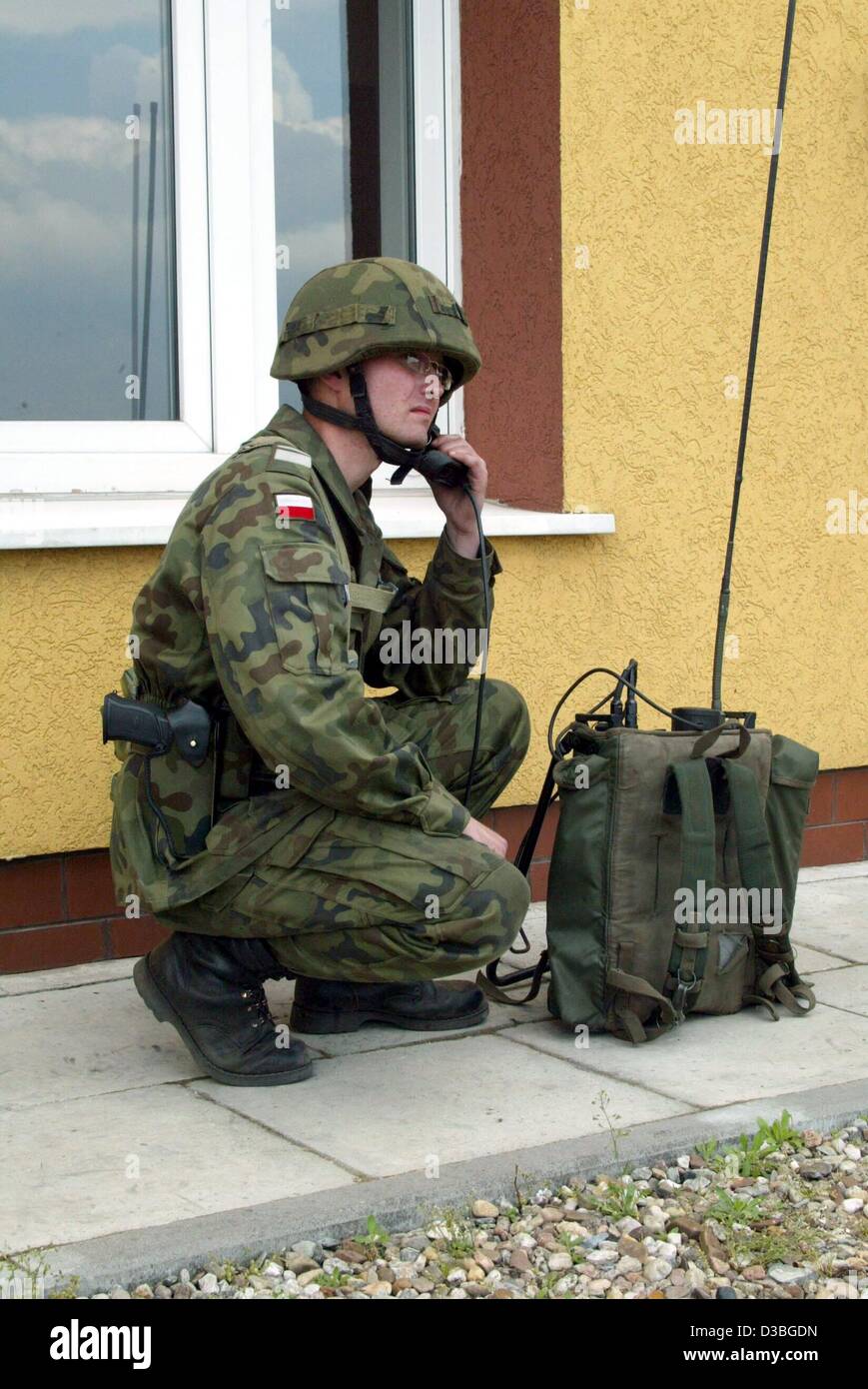(Dpa) - un soldato polacco i colloqui per la radio, durante un trapano militare dell'Esercito Polacco sotto la leadership di ufficiali tedeschi nei pressi del confine con la Germania in Swietoszow, Polonia, 14 maggio 2003. La Polonia ha chiesto ufficialmente un militare della NATO studio sulla possibile alleanza supporto per la Polonia del previsto miss militare Foto Stock