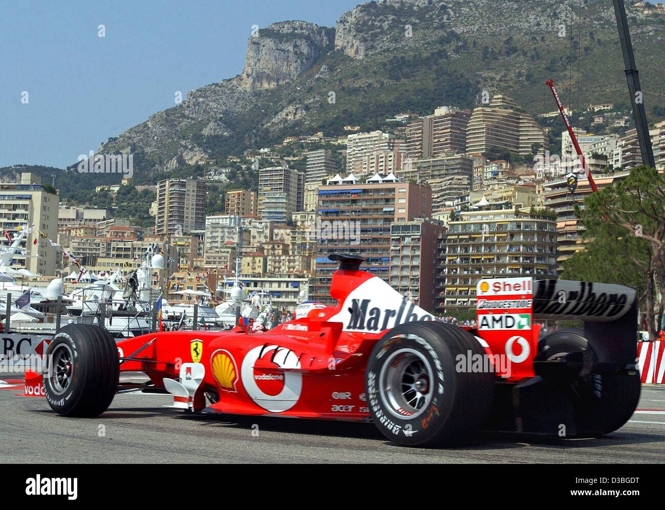 (Dpa) - Brasiliano pilota di Formula 1 Rubens Barrichello (Ferrari) aziona attraverso le strade di Monte Carlo nella sua formula one racing car durante i corsi di formazione di qualifica round della FORMULA ONE Grand Prix in Monte Carlo, Monaco, 29 maggio 2003. Il Grand Prix di Monaco è la settima gara che conduce fino a th Foto Stock