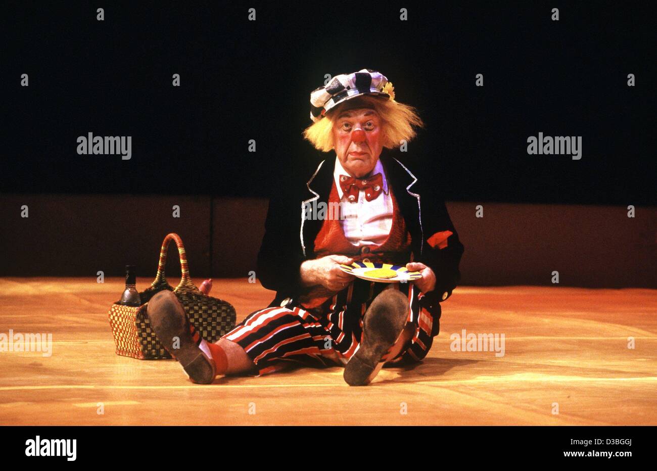 (Dpa) - Il clown russo Oleg Popov esegue durante una valutazione delle prestazioni del pubblico russo Circus a Dortmund, Germania, 24 gennaio 2003. Il 73-anno-vecchio Popov celebra un raro evento giubilare di quest'anno. Il clown è stato rendere il suo pubblico ridere per 50 anni ormai che agiscono fuori il 'dumb agosto". Foto Stock