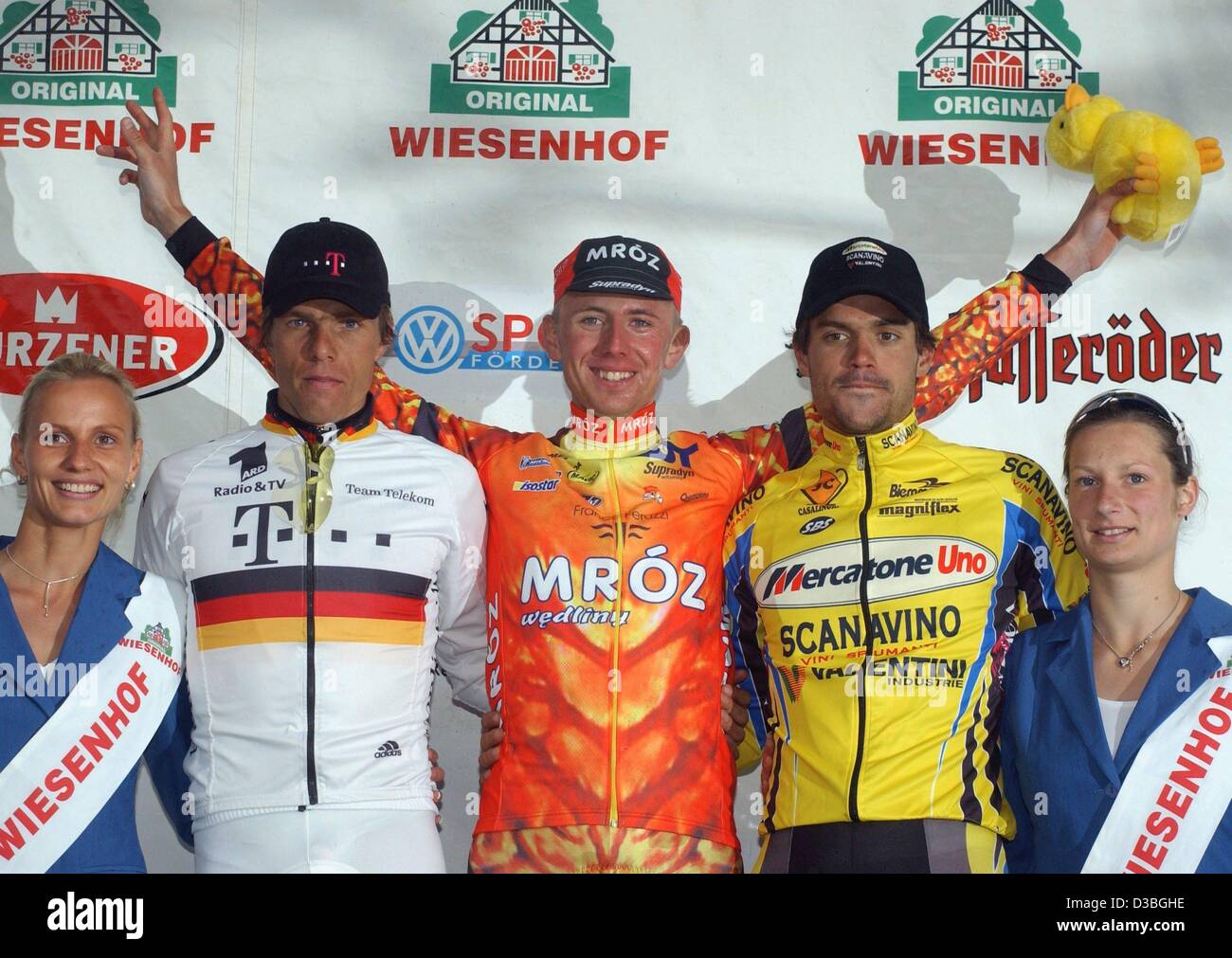 (Dpa) - 22-anno-vecchio Pole Bartosz Huzarski (C) (team MROZ) sorge accanto ai ciclisti Danilo Hondo (L) (team Telekom) e italiano Enrico Degano (R) ( Squadra MercatoneUno) e saluti dopo aver vinto la settima tappa del 56th della Gara della Pace nel ciclismo in Naumburg, Germania, 15 maggio 2003. Huzarski coperto 200 kilometr Foto Stock