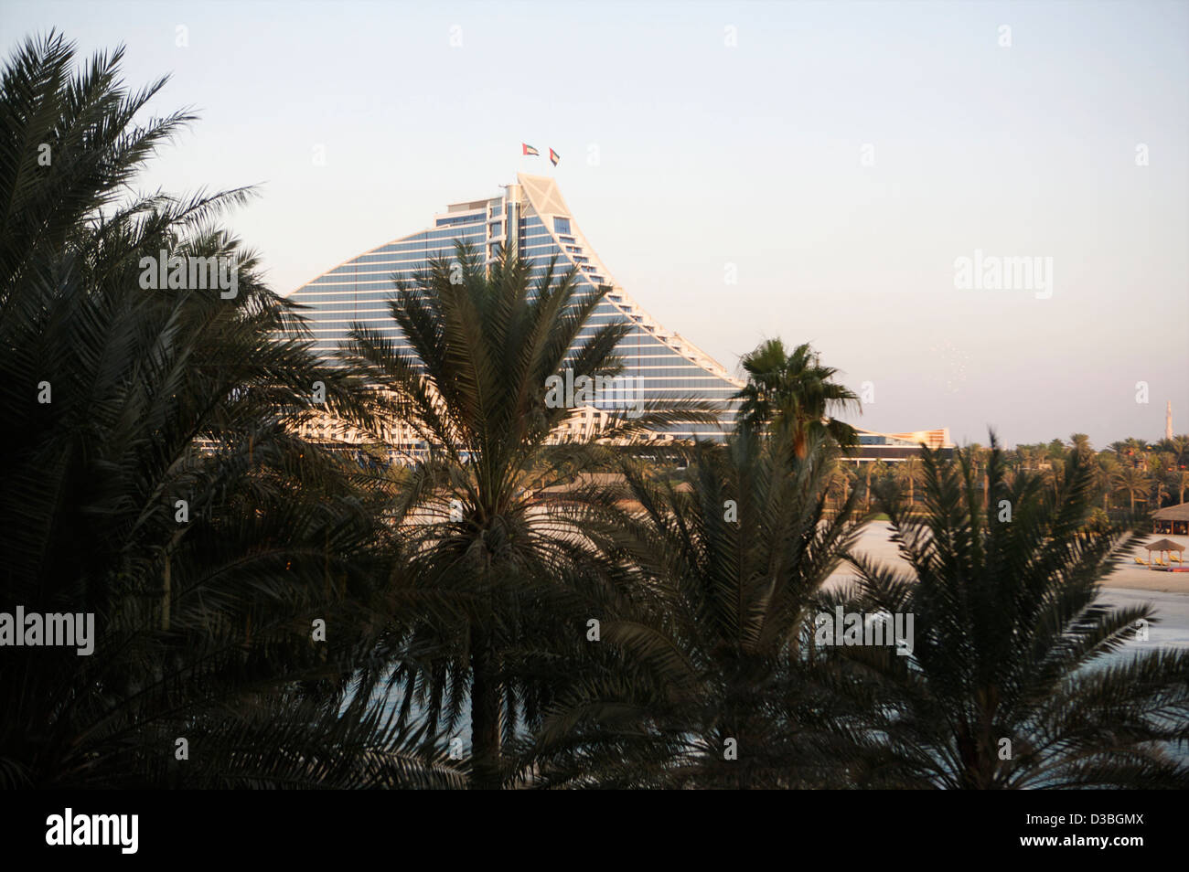 Jumeirah Beach Hotel Dubai EMIRATI ARABI visti nella distanza dietro di fogliame e alberi Foto Stock