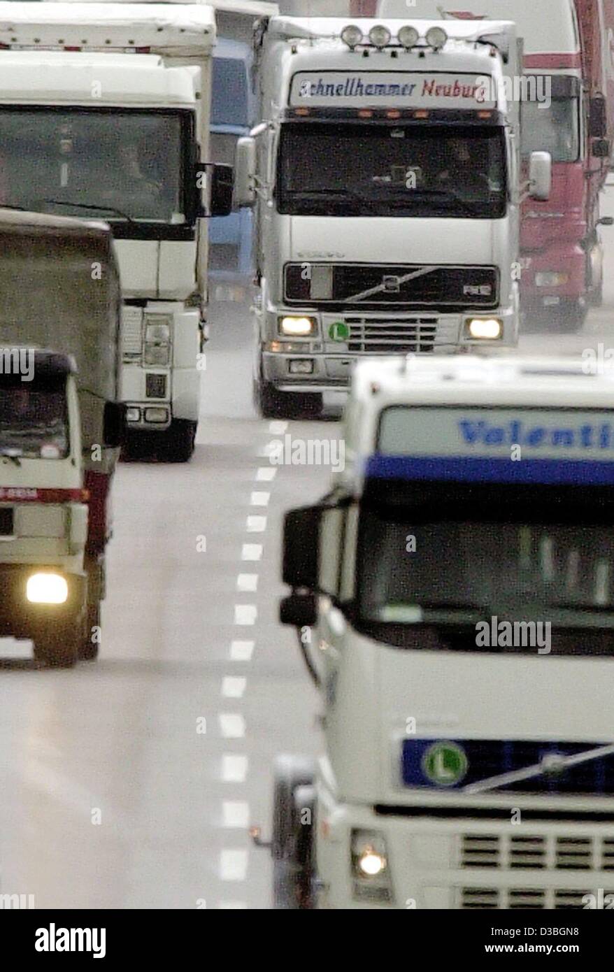 (Dpa) - Camion guidare sulla autostrada A3, vicino a Francoforte, 21 maggio 2003. Inizia il 1 settembre 2003, i conducenti di veicoli pesanti dovranno pagare un pedaggio autostradale in Germania. Negli ultimi dibattiti il pedaggio è stata abbassata da 15 centesimi di euro a 12,4 ct. Il governo tedesco si aspetta un reddito annuale da pedaggio o Foto Stock