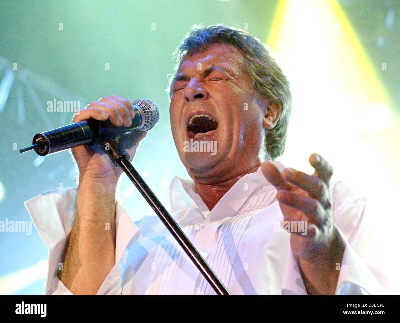 (Dpa) - Ian Gillan, frontman della British rock band Deep Purple, compie durante il primo concerto del loro tour attraverso la Germania, a Karlsruhe, 13 giugno 2003. Più di 7 mila tifosi giunti alla Sala Europa per vedere la legenda di roccia presente vecchi brani come "Highway Star e fumo su l' acqua come un bene Foto Stock