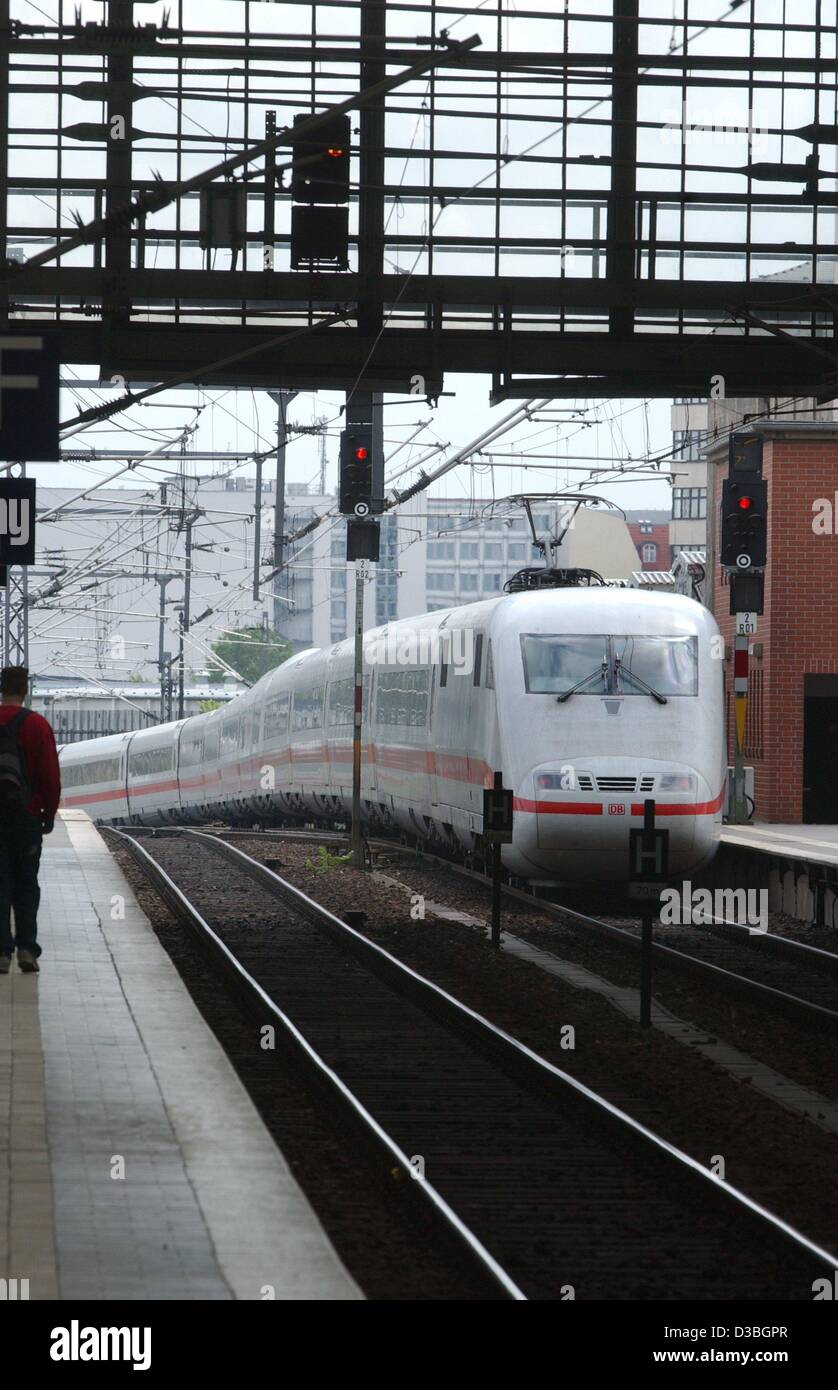 (Dpa) - Un ghiaccio (Inter City Express) alta velocità treno arriva alla stazione ferroviaria est di Berlino, 20 maggio 2003. La Germania ha circa 5.700 stazioni ferroviarie con 36.000 km di ferrovie. Foto Stock