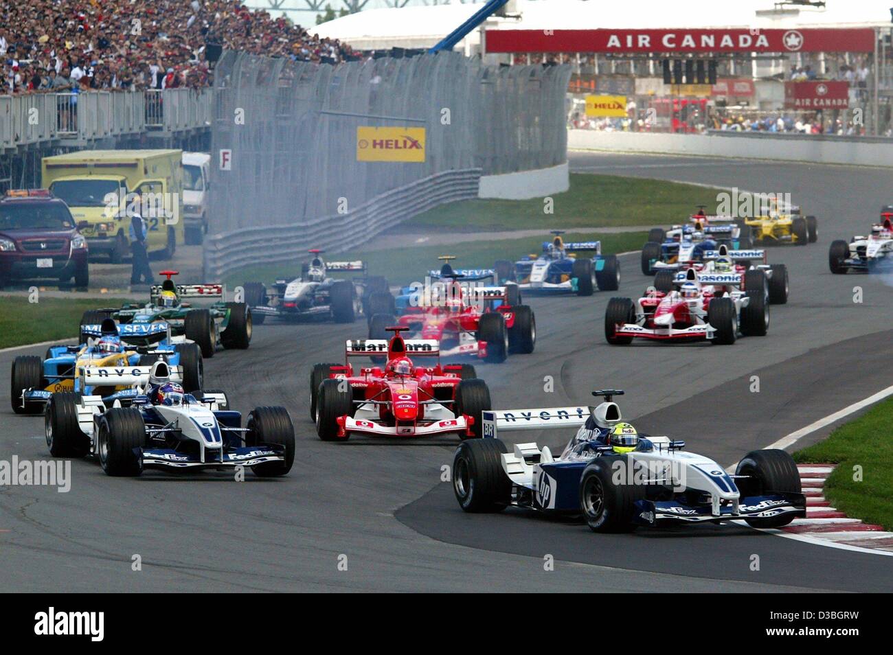 (Dpa) - Tedesco pilota di Formula Uno Ralf Schumacher (BMW-Williams) (R) porta il gruppo di formula one racing cars e rives davanti al pilota colombiano Juan Pable Montoya (BMW-Williams) e il tedesco campione del mondo Michael Schumacher (Ferrari) sul circuito Gilles Villeneuve circuito di Formula Uno a destra Foto Stock
