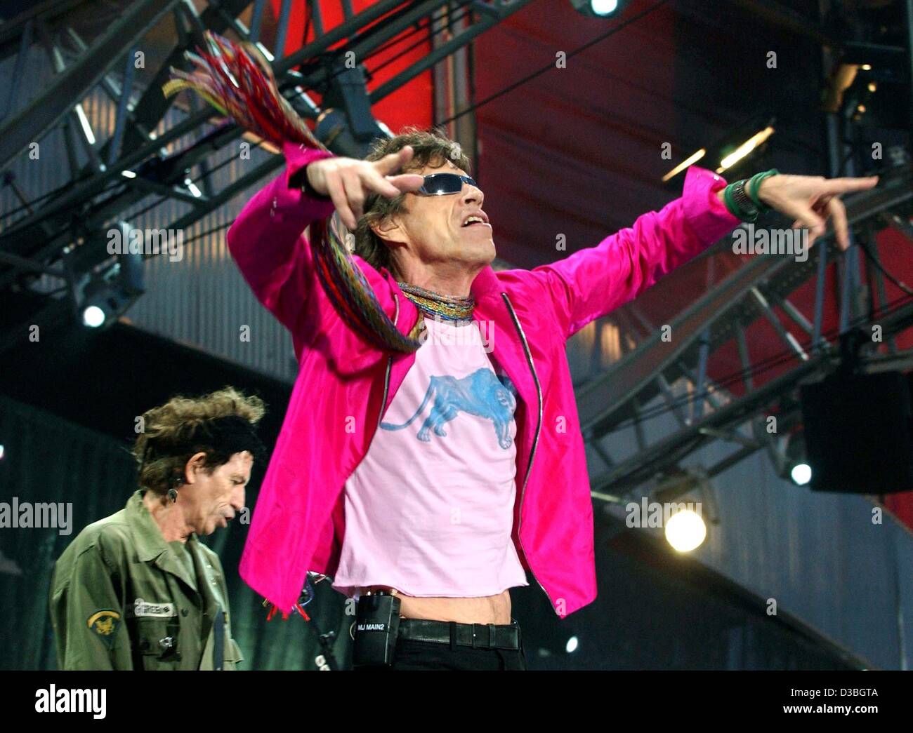 (Dpa) - Mick Jagger (cantante/R) e Keith Richards (chitarrista) del leggendario British rock band Rolling Stones eseguire in Oberhausen, Germania, 13 giugno 2003. Alcune pietre di 60.000 tifosi giunti al concerto all'aperto. Il 'Licks World Tour' avvolge il 14 settembre a Londra. Foto Stock