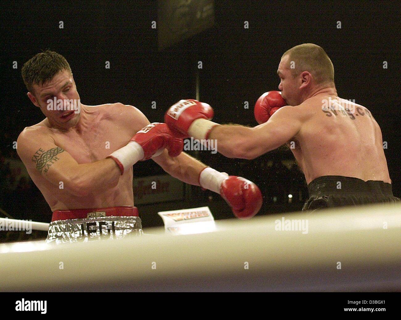 (Dpa) - Tedesco supermiddle-peso boxer e attuale campione del mondo Sven Ottke (R) è in attacco ed è l'impostazione di un punzone contro il Challenger boxer britannico David Starie durante il loro supermiddle-peso lotta a Magdeburgo, in Germania, il 14 giugno 2003. La lotta si è svolta in conformità a IBF (Intern Foto Stock