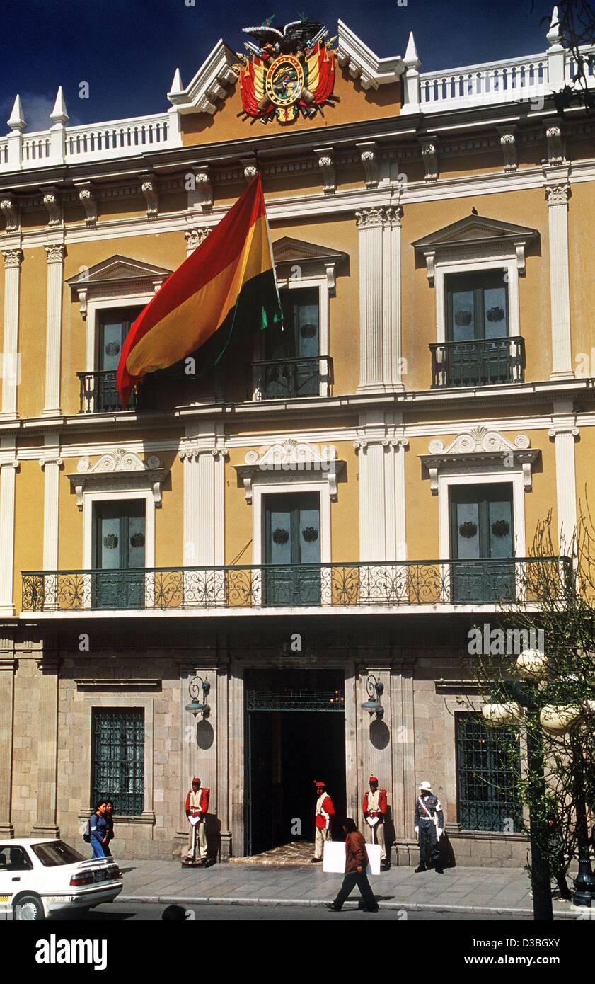 (Dpa file) - vista dell'ingresso al palazzo Quemado, la sede del governo, sulla Plaza Murillo a La Paz, in Bolivia, 2002. La Paz è la più grande città in Bolivia e la politica la capitale amministrativa. Essa è la sede del governo e la politica commerciale e la messa a fuoco del paese. Foto Stock