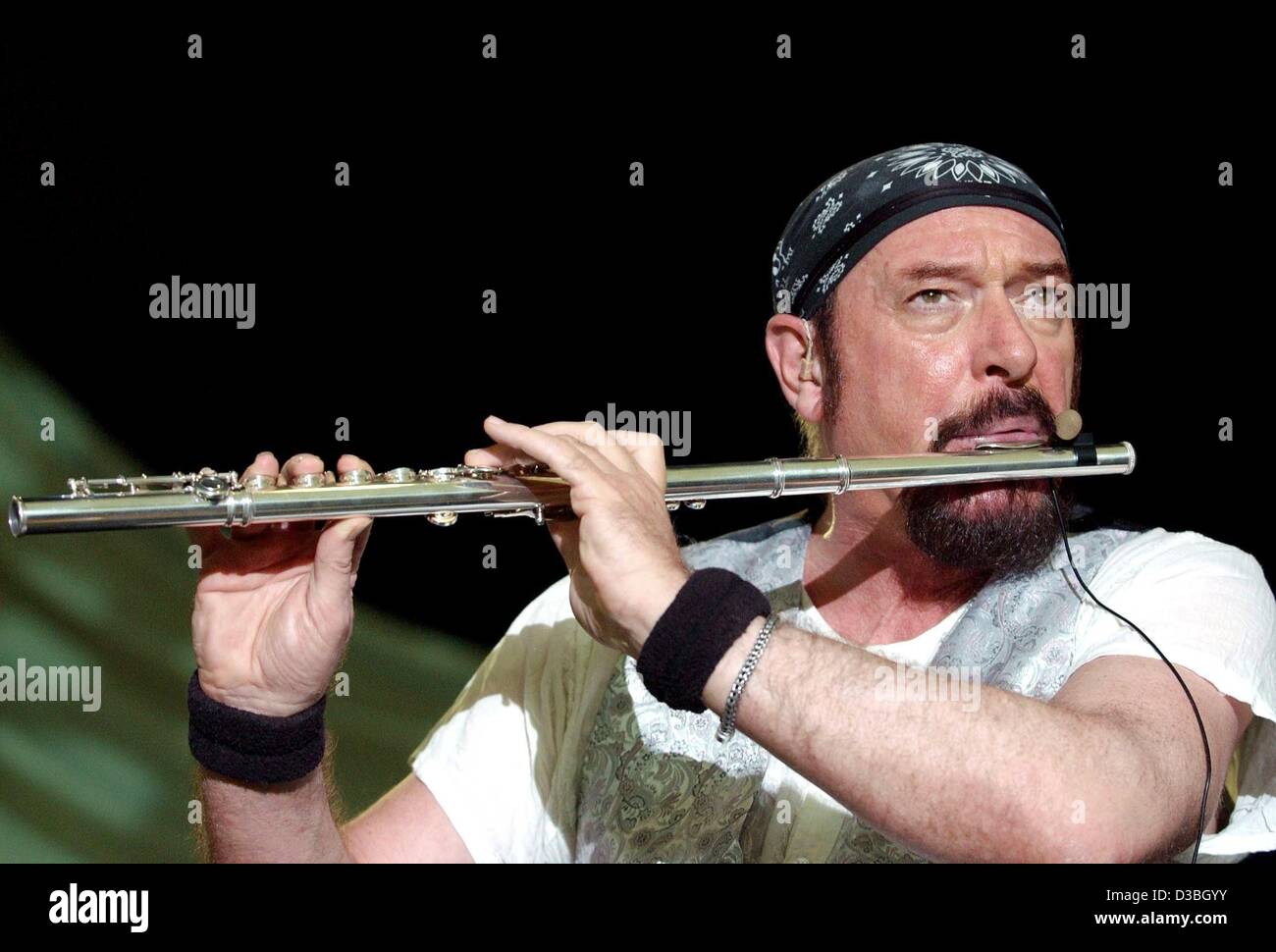 (Dpa) - Ian Anderson, la testa della leggendaria rock band Jethro Tull, suona il flauto traverso durante la banda del concerto di apertura del loro tour in Germania a Bonn, 12 giugno 2003. La band britannica ha giocato classici come "Aqualung' e 'locomotore soffio' davanti a 3.600 tifo tifosi. La band start Foto Stock