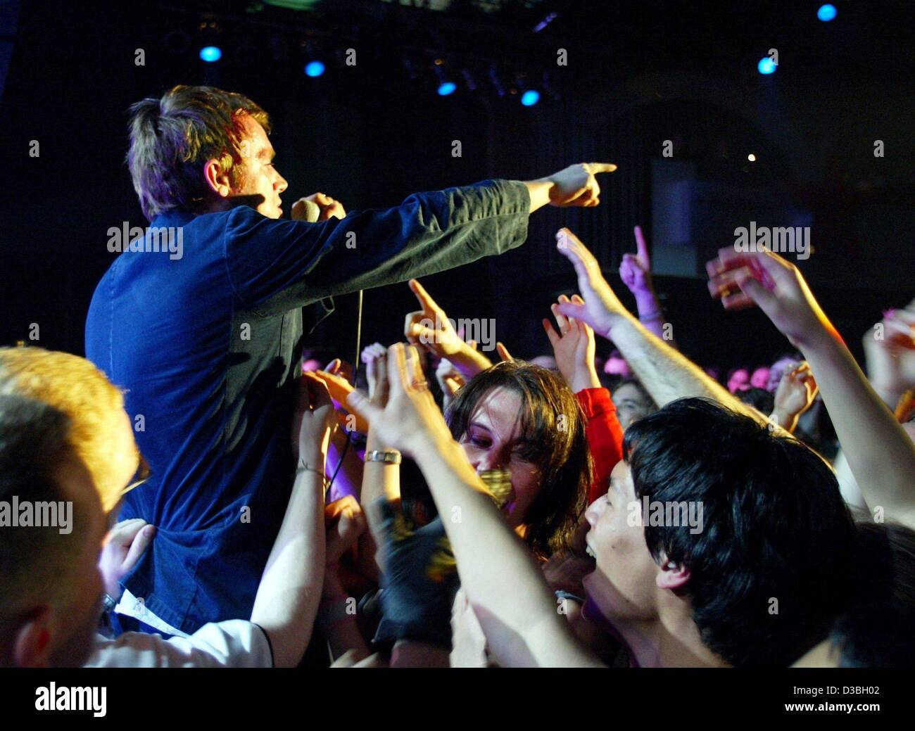 (Dpa) - Damon Albarn, frontman della band britannica Blur, è celebrata dai tifosi durante la band di solo concerto in Germania, a Colonia, 18 maggio 2003. I membri della band Britpop che ha celebrato un enorme successo con album come 'Parklife' negli anni novanta, ha avuto negli ultimi anni principalmente concentrate Foto Stock