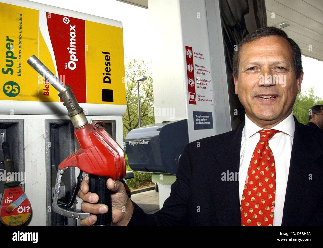 (Dpa) - Adrian caricatore, Presidente della Shell Europa, pone con un tappo del bocchettone di rifornimento in mano a un distributore di benzina Shell a Berlino, il 6 maggio 2003. Egli ha presentato una nuova carburante sintetico prodotto a partire dal gas naturale, che è attualmente in fase di test da parte del costruttore di automobili Volkswagen. Il nuovo carburante è chiamato Foto Stock