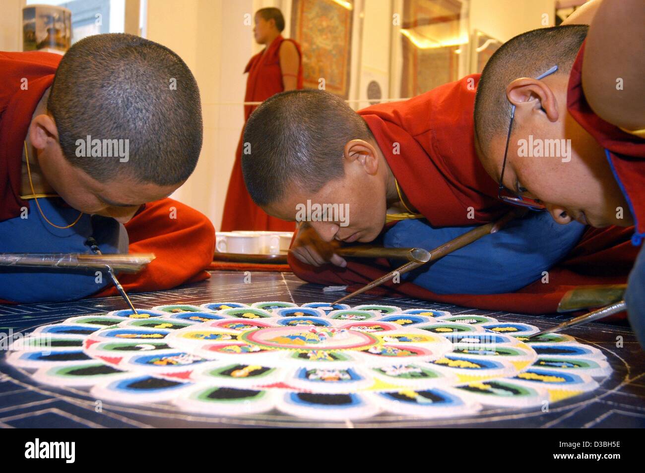 (Dpa) - Monache tibetano fare un mandala con sabbia colorata in Villa Rot in Burgrieden-Rot, Germania, 31 maggio 2003. Il tempo di percorrenza è di circa dieci giorni per completare un mandala, che assomiglia a un dipinto, ma che in realtà è un opera d arte fatta di color sabbia sparsa su di una piastra. Per disperdere la sabbia dei monaci e monache utilizzare Foto Stock