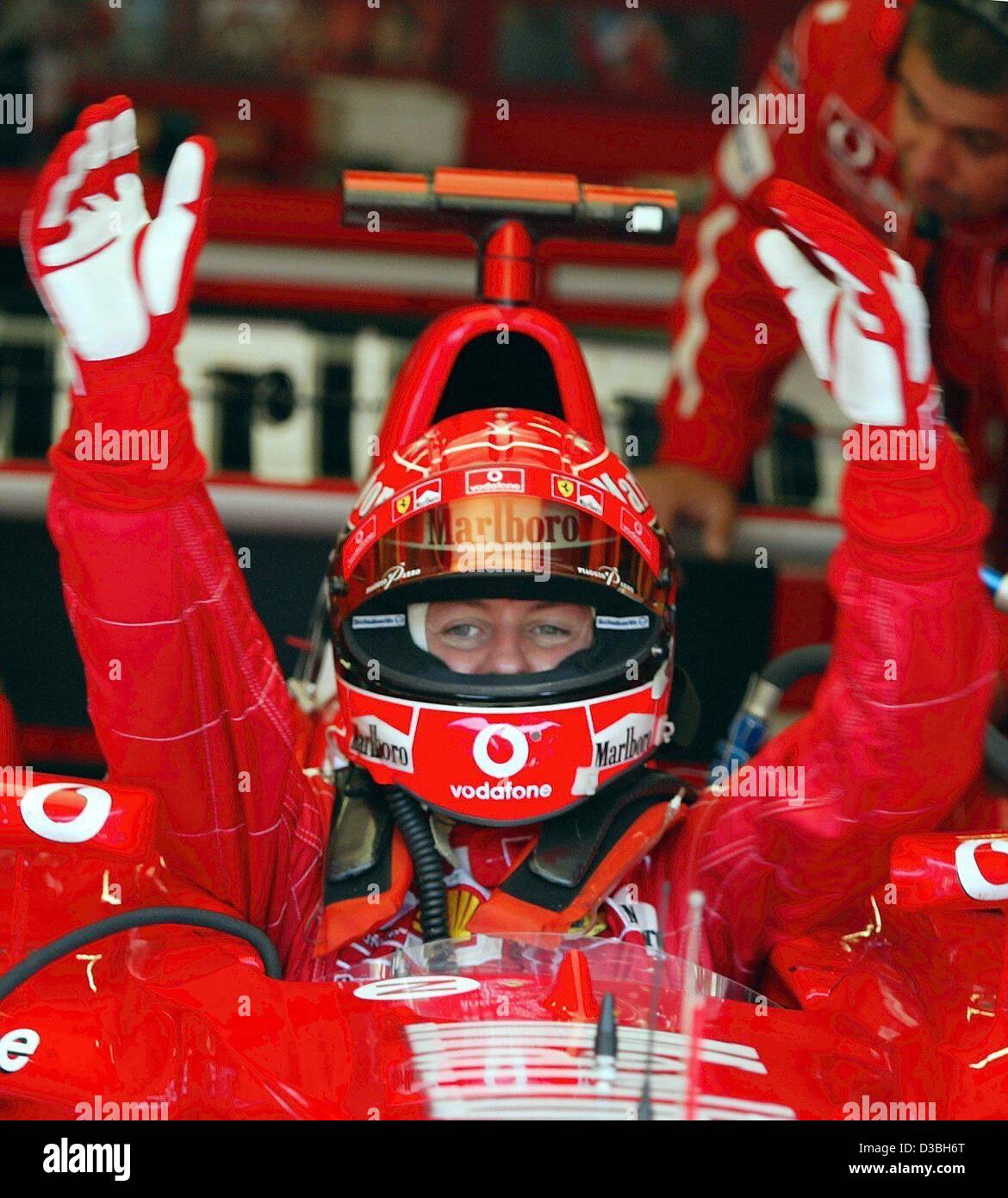 (Dpa) - tedesco di formula one champion, Michael Schumacher (Ferrari), scorre nella sua formula one racing car prima che egli inizia la formazione di qualifica round durante il Gran premio d'Austria sulla A1-Ring racetrack in Zeltweg, Austria, 16 maggio 2003. Il Gran premio d'Austria, che è la sesta gara leadi Foto Stock