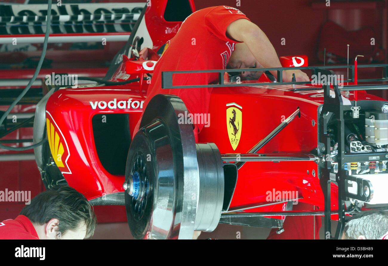 (Dpa) - meccanici Ferrari il lavoro sulla nuova Ferrari race car F2003-GA del tedesco di formula one champion Michael Schumacher in pista Circuit de Catalunya nei pressi di Barcellona, Spagna, 1 maggio 2003. Michael Schumacher dovrà guidare la sua prima gara nella nuova Ferrari questo fine settimana durante il Gran Premio di S Foto Stock