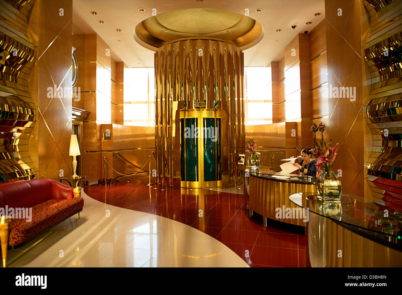 L'interno di oro la reception e la zona dell'ascensore dell'hotel a sette stelle Burj Al Arab di Dubai Foto Stock