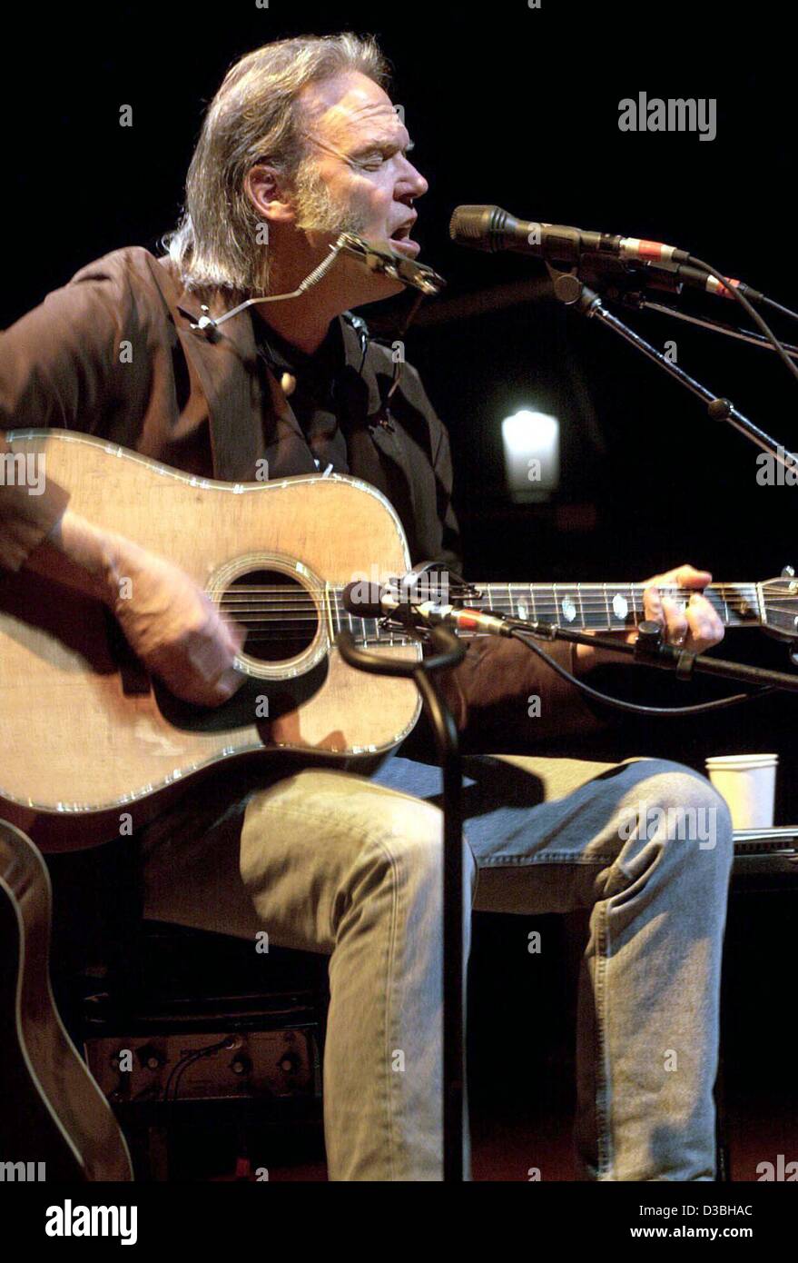 (Dpa) - Canadese cantante rock Neil Young esegue sul palco durante il suo concerto di Amburgo, 29 aprile 2003, l'inizio del suo tour in Germania. Giovani divenne famosa in tutto il mondo con il suo gruppo "Crosby, Stills Nash & Young' negli anni settanta. Foto Stock