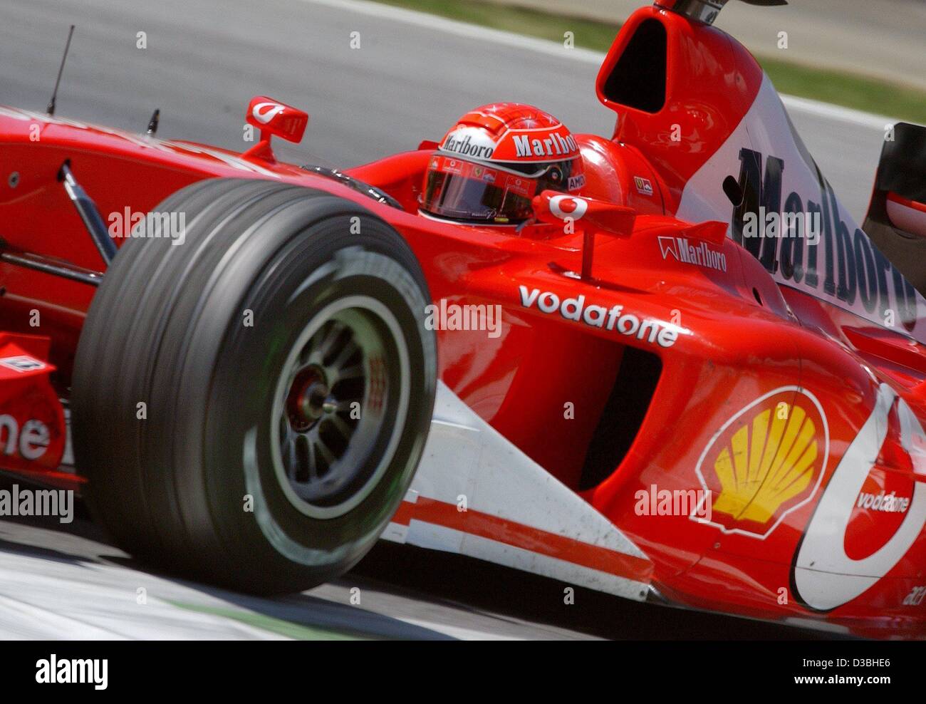 (Dpa) - tedesco di formula one champion, Michael Schumacher (Ferrari), gare con la sua formula one racing car nei corsi di formazione di qualifica round durante il Gran premio d'Austria sulla A1-Ring racetrack in Zeltweg, Austria, 16 maggio 2003. Il Gran premio d'Austria, che è la sesta gara che conduce fino alla formulazione Foto Stock
