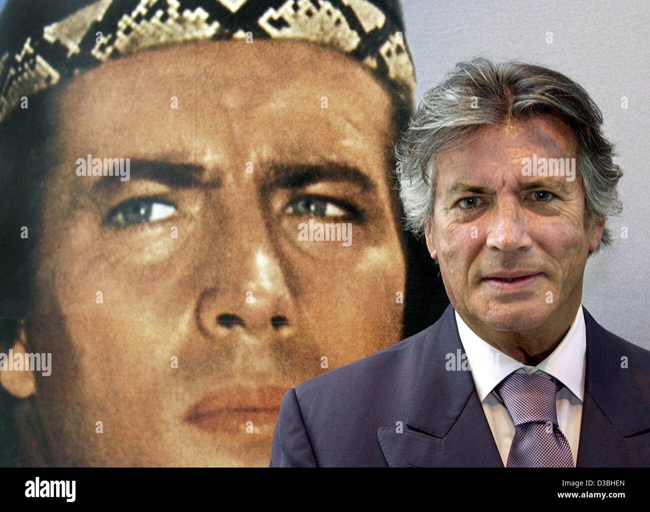 (Dpa) - L'attore francese Pierre Brice sorge nella parte anteriore di un poster raffigurante lui come "Winnetou", il capo della tribù indiana, apache, presso l'attuale "Winnetou" mostra presso il Museo dei film a Francoforte, in Germania, il 25 aprile 2003. Brice ha suonato "Winnetou" per la prima volta nel 1962 in "Tesoro di s. Foto Stock