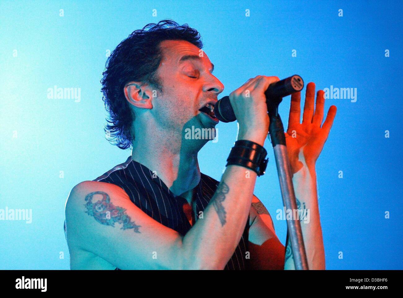 (Dpa) - Dave Gahan, cantante della band britannica Depeche Mode, performes sul palco del 'Rock im Park' open air festival di musica in Nuremberg, Germania, 8 giugno 2003. Gahan ha presentato il suo album solista "Carta Mostro' e che egli sarà in tour attraverso la Germania a partire a Berlino il 12 giugno 2003. 'Rock im Park' per Foto Stock