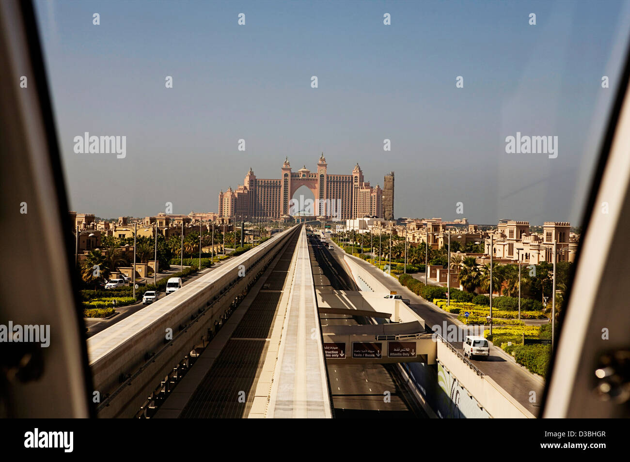 Il 'Atlantis Palm' hotel come visto dalla monorotaia di avvicinamento del sistema di trasporto in Dubai EMIRATI ARABI UNITI Foto Stock