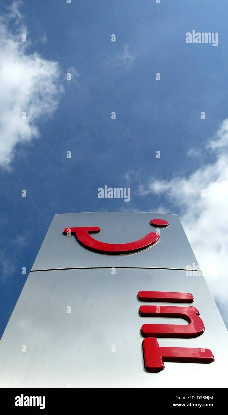 (Dpa) - Il logo del turismo e la società di logistica TUI sembra tratto towrads il cielo di Hannover, Germania, 7 maggio 2003. I proventi per il 2003 nell'area chiave del turismo sono attesi a giacere al di sotto del niveau della crisi cavalcato anno del 2002. Il turismo e il settore dei viaggi è ancora avente un molto Foto Stock