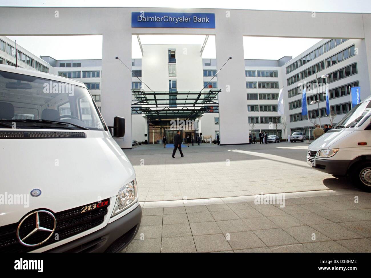 (Dpa) - furgoni Mercedes stand davanti al nuovo edificio della sede centrale della Banca di DaimlerChrysler durante la sua inaugurazione a Stoccarda, Germania, 5 maggio 2003. Foto Stock