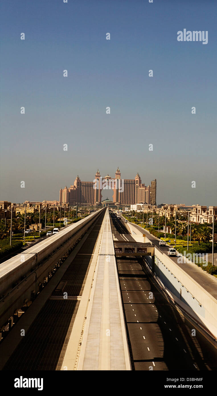 Il 'Atlantis Palm' hotel come visto dalla monorotaia di avvicinamento del sistema di trasporto in Dubai EMIRATI ARABI UNITI Foto Stock