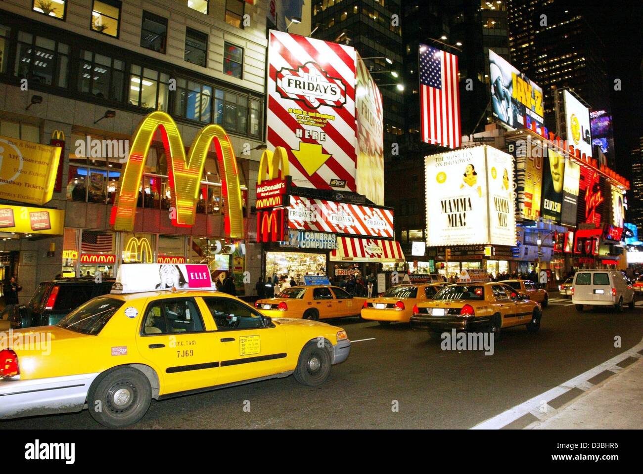 (Dpa) - Un gruppo di taxi gialli guidare passato gli enormi insegne pubblicitarie di un McDonald's un fast food ristorante su Times Square a New York, 20 febbraio 2003. L'angolo tra la Settima Avenue e Broadway è più sorprendete la sera quando è inondato con le spie lampeggianti. Foto Stock