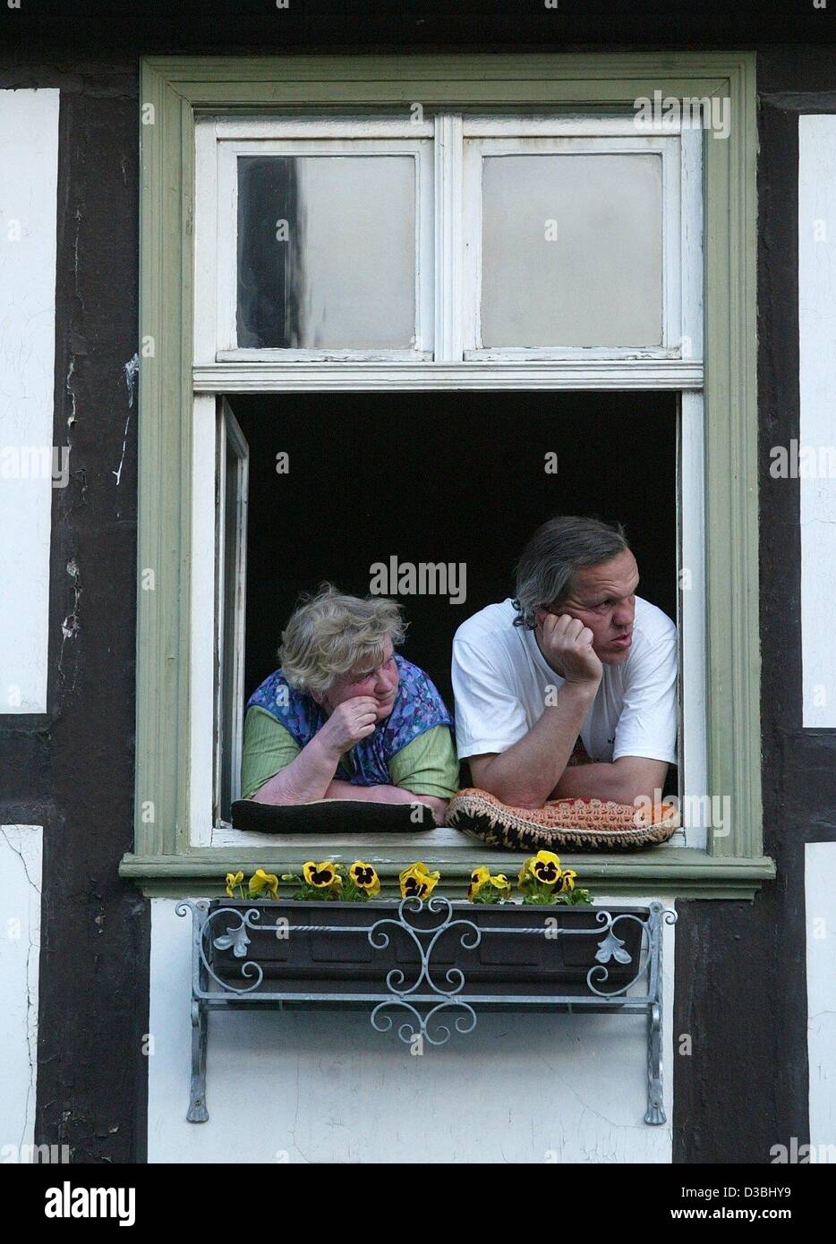 (Dpa) - un curioso giovane è comfortabley posted in corrispondenza della finestra e orologi di eventi occorsi in strada Tangermuende, Germania, 6 maggio 2003. Foto Stock