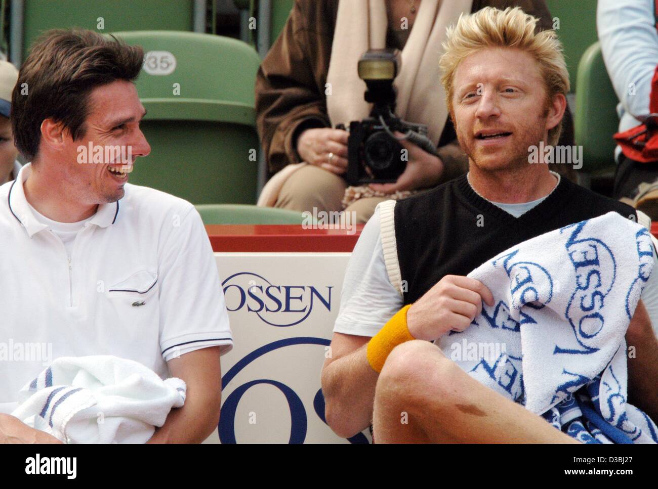 (Dpa) - ex tennis tedesco stelle Michael Stich (L) e Boris Becker (R) prendere una pausa durante il corso di formazione in Amburgo, 7 maggio 2003. Essi riprodurrà il leggendario Davis Cup match contro gli Stati Uniti d'America 16 anni fa il 8 e 9 maggio. Foto Stock