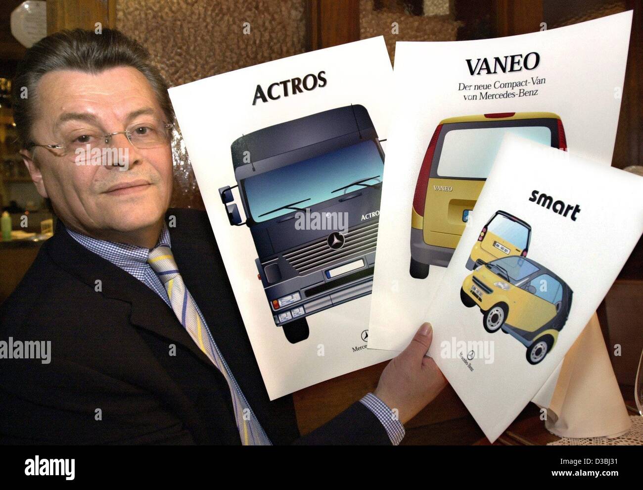 (Dpa) - nome della marca inventore Manfred Gotta mostra i disegni di tre delle vetture per la quale egli ha trovato un nome, a Baden-Baden, Germania, 24 aprile 2003. Insieme con un team di 50 lavoratori freelance egli tenta di trovare adeguate e creative dei nomi per i nuovi prodotti. Foto Stock