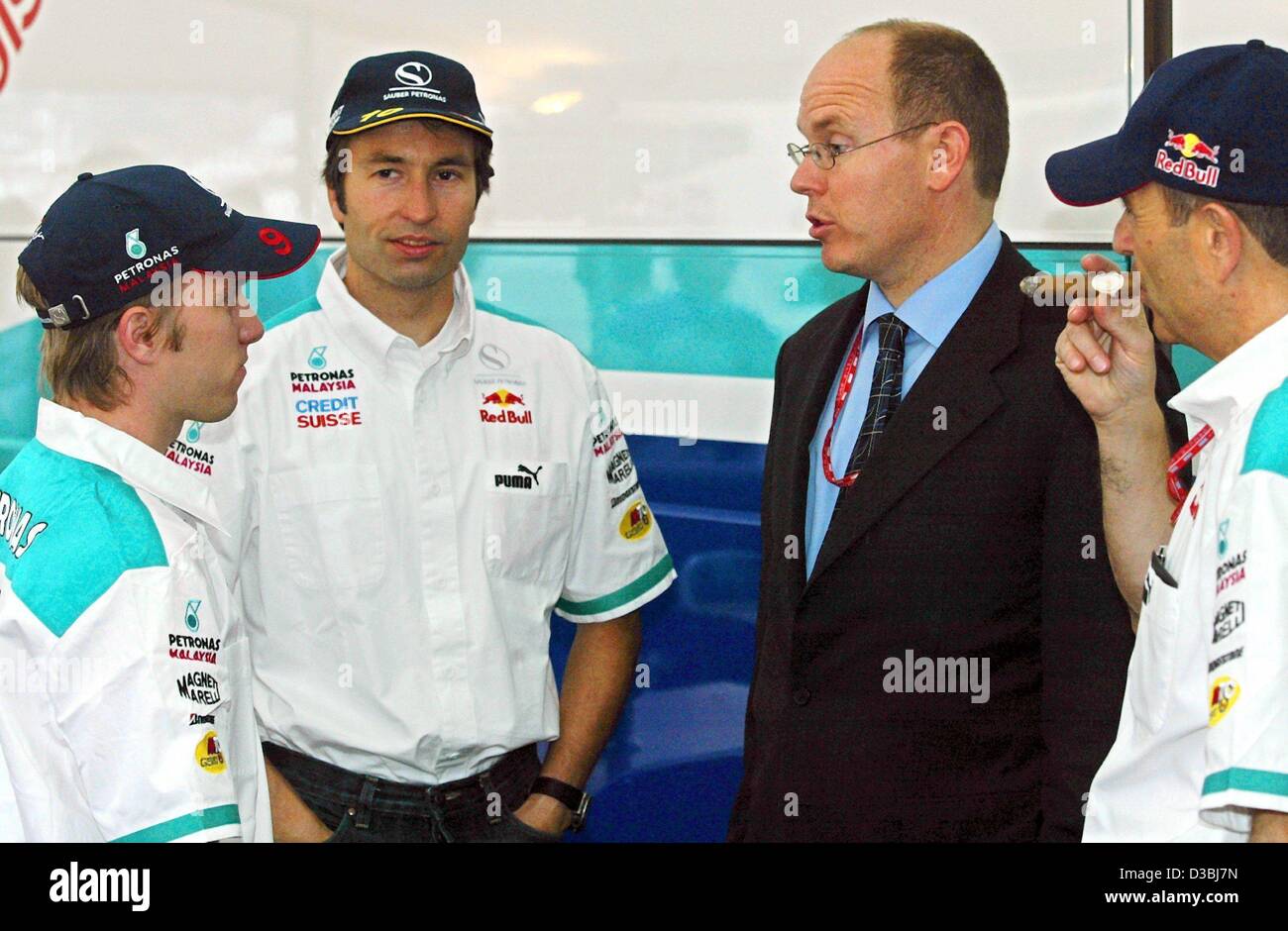 (Dpa) - Il Principe Alberto di Monaco (2a da R) chat con il tedesco fornula uno pilota Nick Heidfeld (L) e Heinz-Harald Frentzen (2a da L) e il loro team leader Peter Sauber (R) dopo i corsi di formazione di qualifica round 3 giorno prima del Gran Premio di Formula Uno di Montecarlo, Monac, 29 maggio 2003. Il Gra Foto Stock
