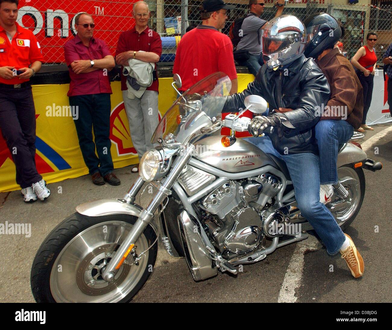 (Dpa) - Il tedesco campione di Formula 1 Michael Schumacher è a cavallo di un cromato Harley Davidson Moto attraverso il Principato di Monaco, 28 maggio 2003. Il pillion rider è Schumacher la fisioterapista Balbir Singh. Il conducente sigla MS sono scritte sul serbatoio. In questa domenica 1 giugno il Grand Prix di Monaco vi Foto Stock