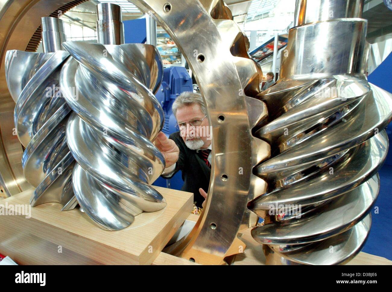 (Dpa) - Un visitatore guarda alla vita interiore di una unità di ingranaggio realizzato da Renold sinergia, ad Hannover Messe (Fiera di Hannover), nel mondo la più grande fiera commerciale di Hannover, Germania, 7 aprile 2003. Circa 6.200 espositori espongono i loro prodotti dal 7 al 12 aprile 2003. Foto Stock