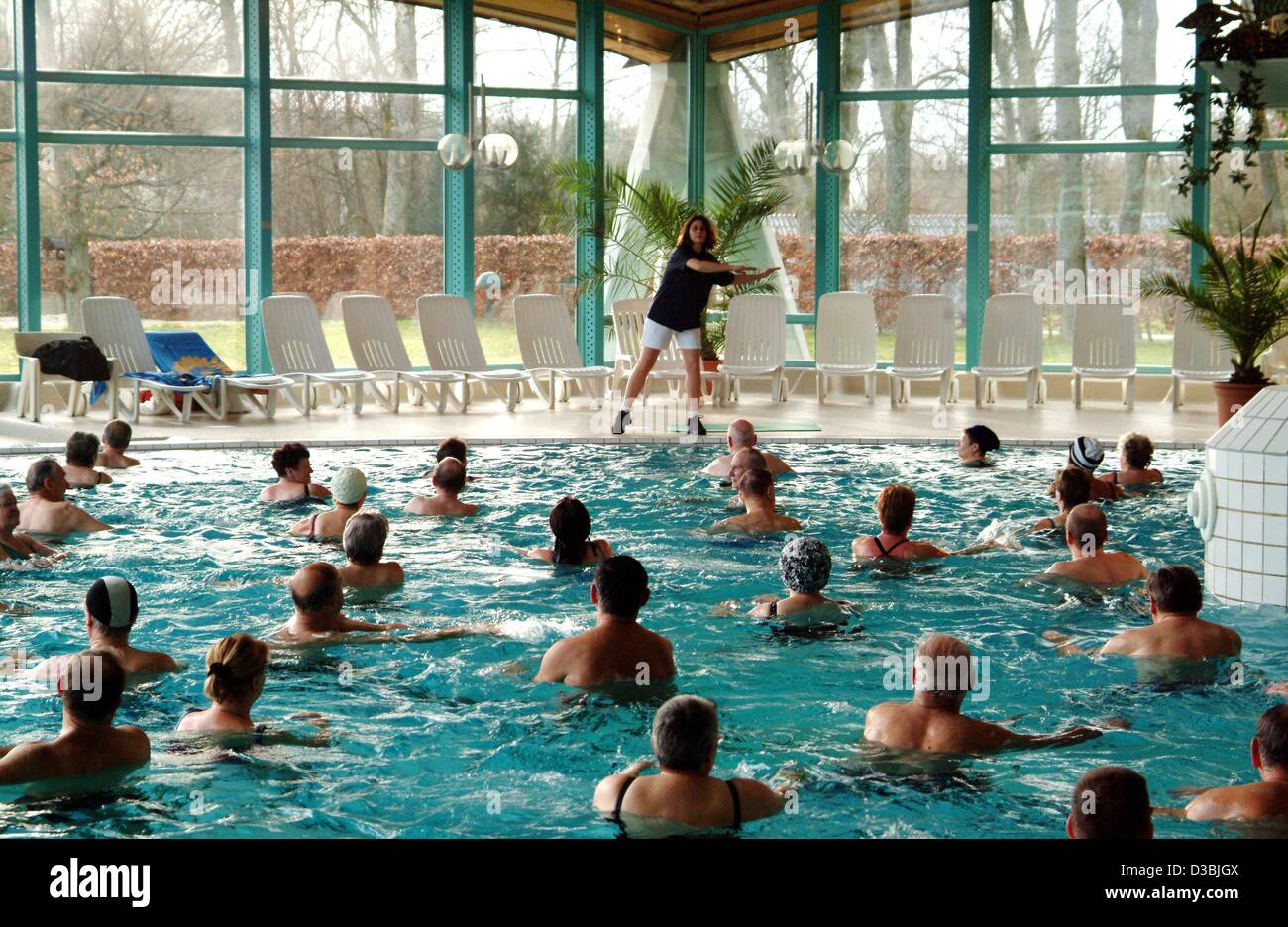(Dpa) - Un kinesiatherapist fornisce istruzioni sulla ginnastica in acqua a un gruppo di pazienti in piedi nella piscina al Solemar la salute e il centro di riabilitazione a Bad Duerrheim, Germania, 4 gennaio 2003. La sede è di 2.500 mq e ospita 11 esterno e interno di 'Sole Foto Stock