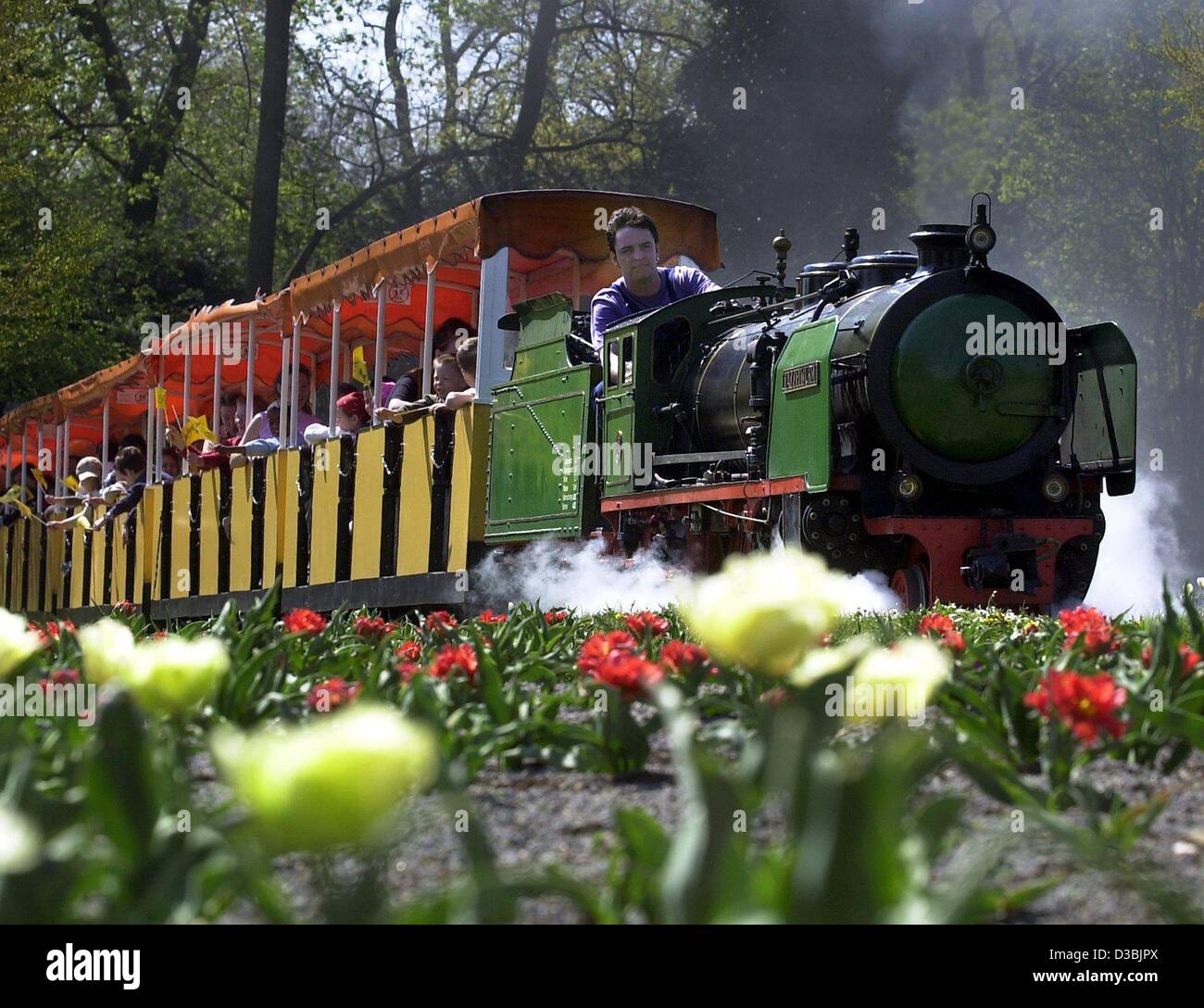 (Dpa) - Un piccolo treno soffia a tutto vapore che aziona attraverso il parco di Killesberg a Stoccarda, Germania, 16 aprile 2003. Il 50-anno-vecchio motore a vapore ha 50 hp e pesa più di 8 tonnellate. Foto Stock