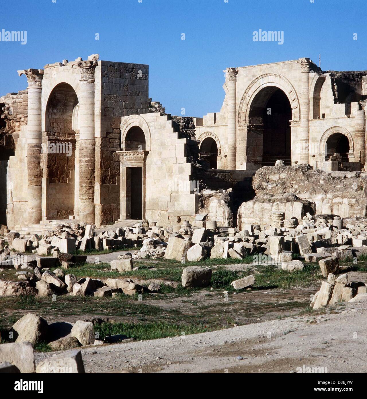 (Dpa) file - Le rovine del tempio del dio sole Shamash con la sua prima e la seconda entrata, Hatra (non datato). Hatra è una fortezza-come città nel deserto arido area a nord-ovest di Iraq, tra Mosul e Samarra. La città era sotto l'influenza dell'Impero Parthian e poi il capitale del fir Foto Stock