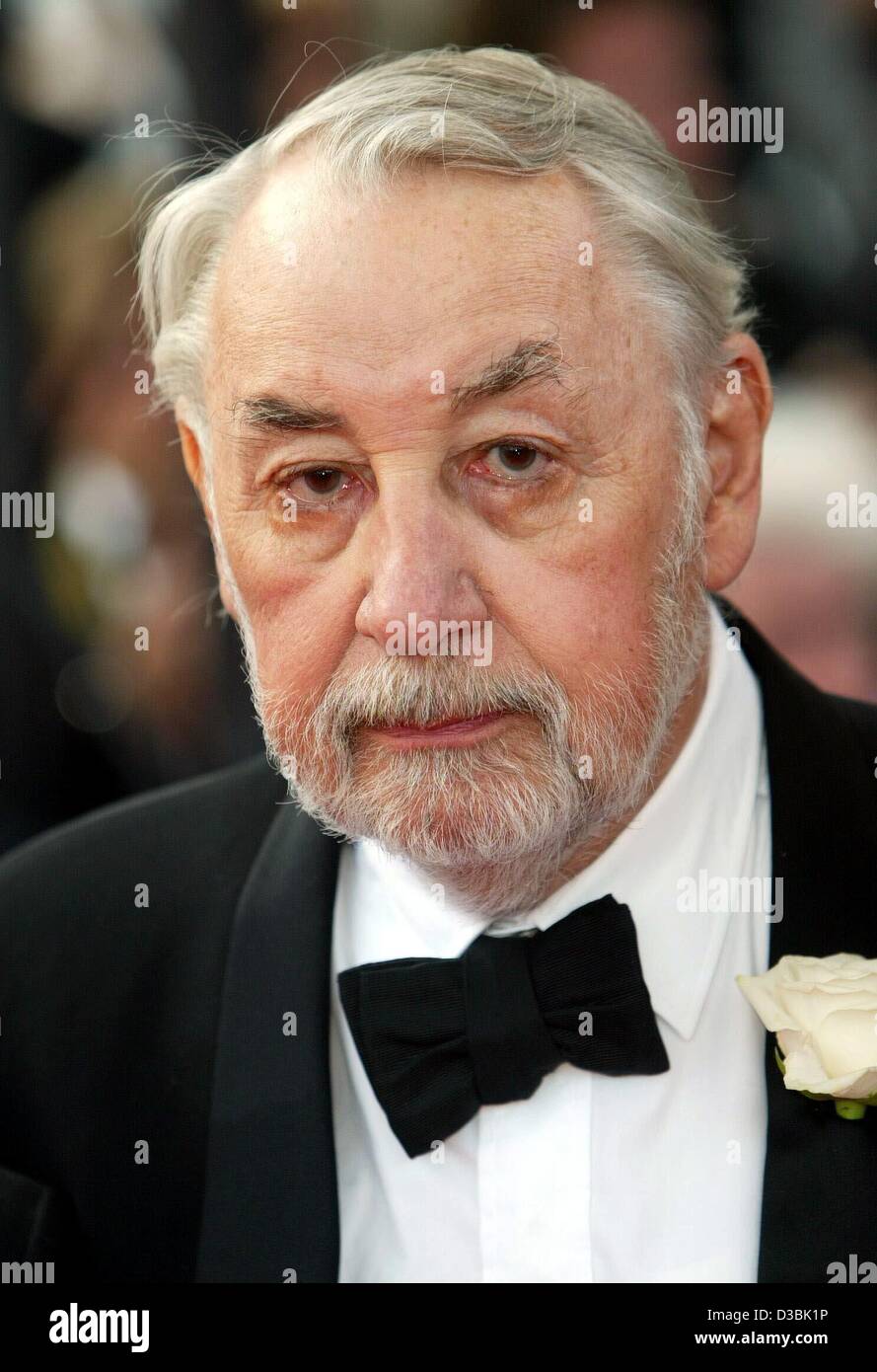 (Dpa) - L'attore francese Philippe Noiret arriva alla cerimonia di chiusura del 56a Cannes film festival di Cannes, Francia, 25 maggio 2003. Foto Stock