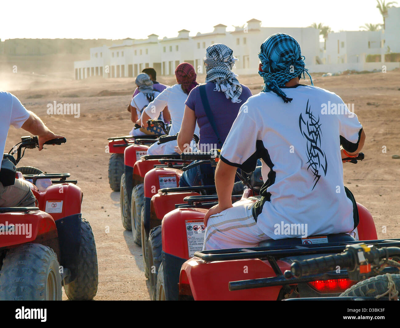 Su di un quad corsa attraverso il deserto Foto Stock