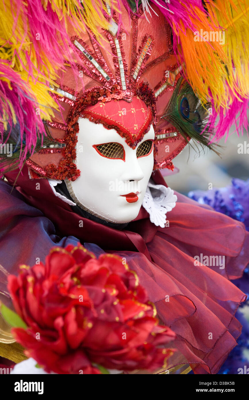 Tradizionali maschere veneziane indossato al carnevale di Venezia in Piazza San Marco Venezia Foto Stock