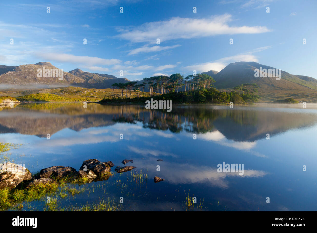 Mattina la riflessione dei Twelve Bens in Derryclare Lough, Connemara, nella contea di Galway, Irlanda. Foto Stock