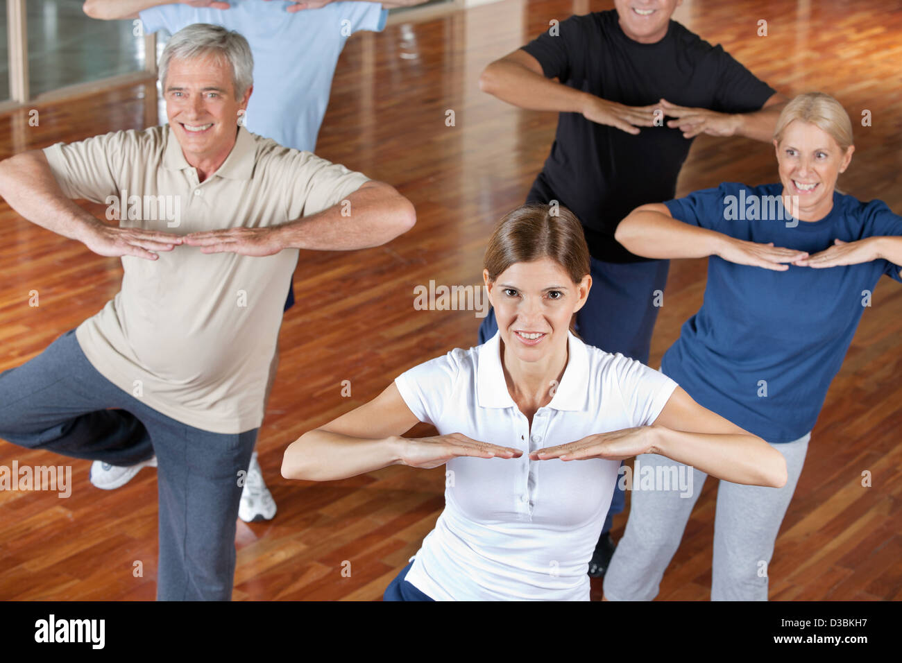 I cittadini anziani facendo danza di formazione nel centro fitness Foto Stock
