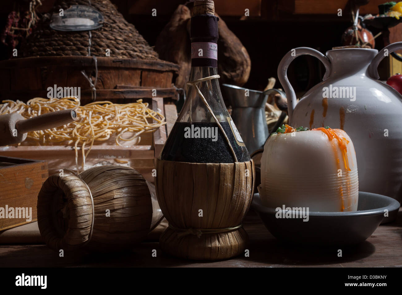 Raccolta di articoli e alimenti appartenenti alla tradizione culinaria italiana Foto Stock