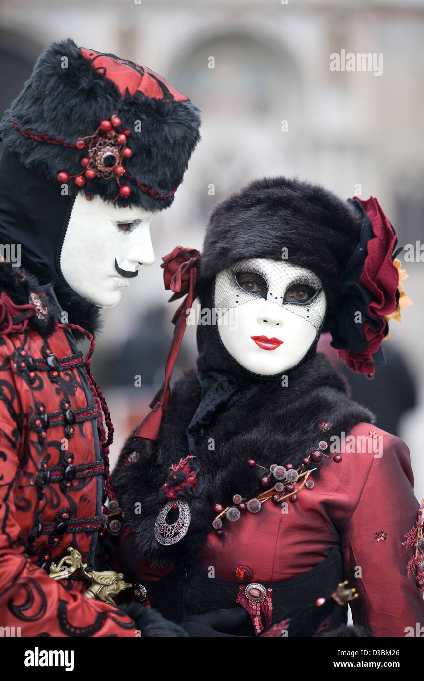 Giovane vestito in tradizionale costume veneziano indossando un Bauta Maschera per il Carnevale di Venezia Venezia Italia Foto Stock