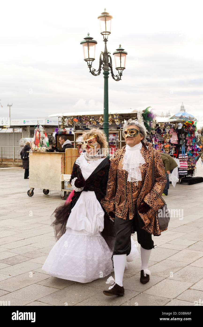 Giovane camminando vestito in veneziano tradizionale costume per il  Carnevale di Venezia Venezia Italia Foto stock - Alamy