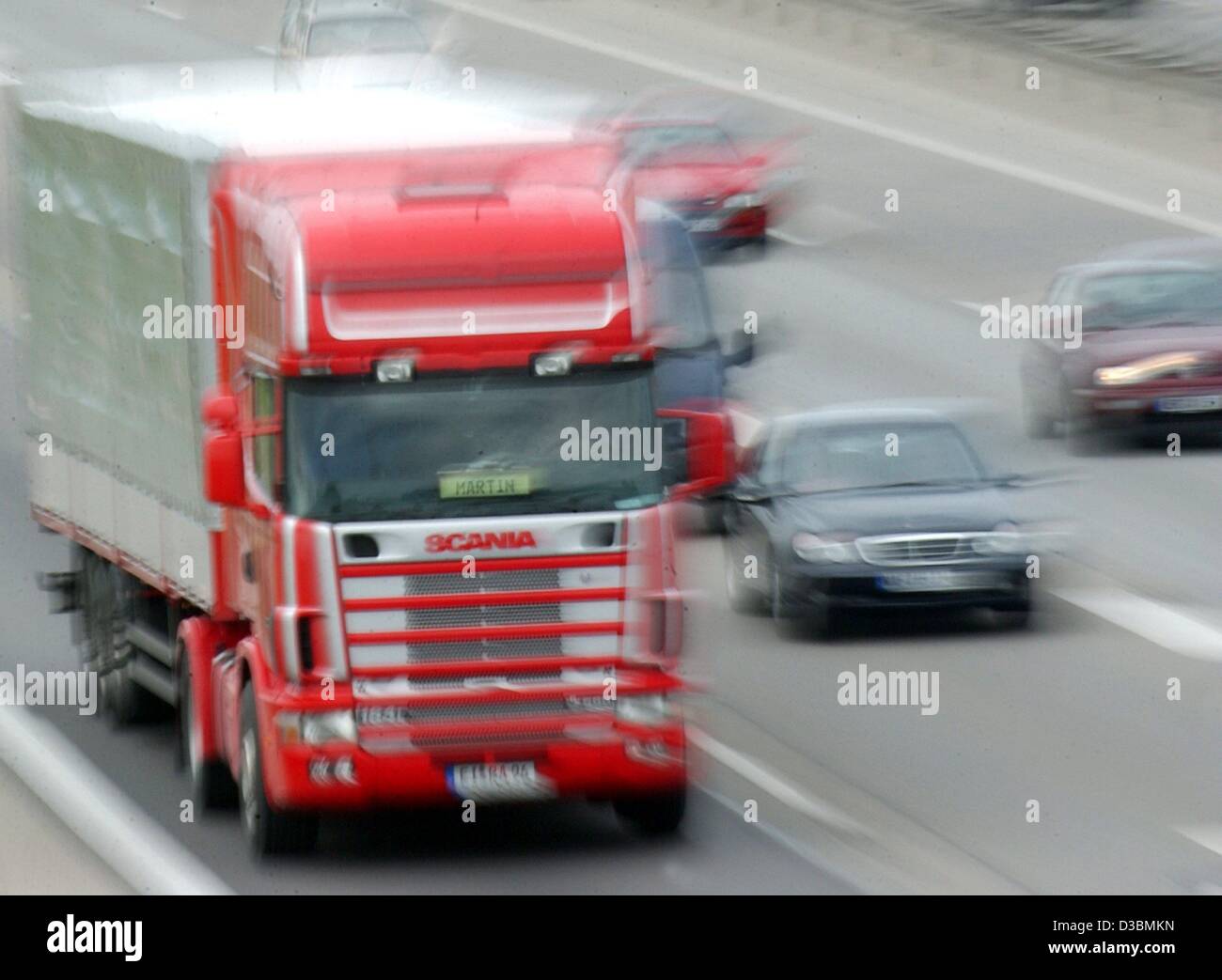 (Dpa) - camion e automobili che circolano sulla autostrada A8 nei pressi di Monaco di Baviera, 22 maggio 2003. Inizia il 1 settembre 2003, i conducenti di veicoli pesanti dovranno pagare un pedaggio autostradale in Germania. Negli ultimi dibattiti il pedaggio è stata abbassata da 15 centesimi di euro a 12,4 ct. Il governo tedesco si aspetta un reddito annuale da Foto Stock