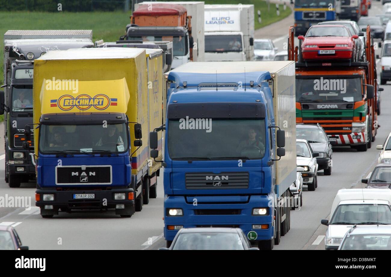 (Dpa) - camion e automobili che circolano sulla autostrada A8 nei pressi di Monaco di Baviera, 22 maggio 2003. Inizia il 1 settembre 2003, i conducenti di veicoli pesanti dovranno pagare un pedaggio autostradale in Germania. Negli ultimi dibattiti il pedaggio è stata abbassata da 15 centesimi di euro a 12,4 ct. Il governo tedesco si aspetta un reddito annuale da Foto Stock