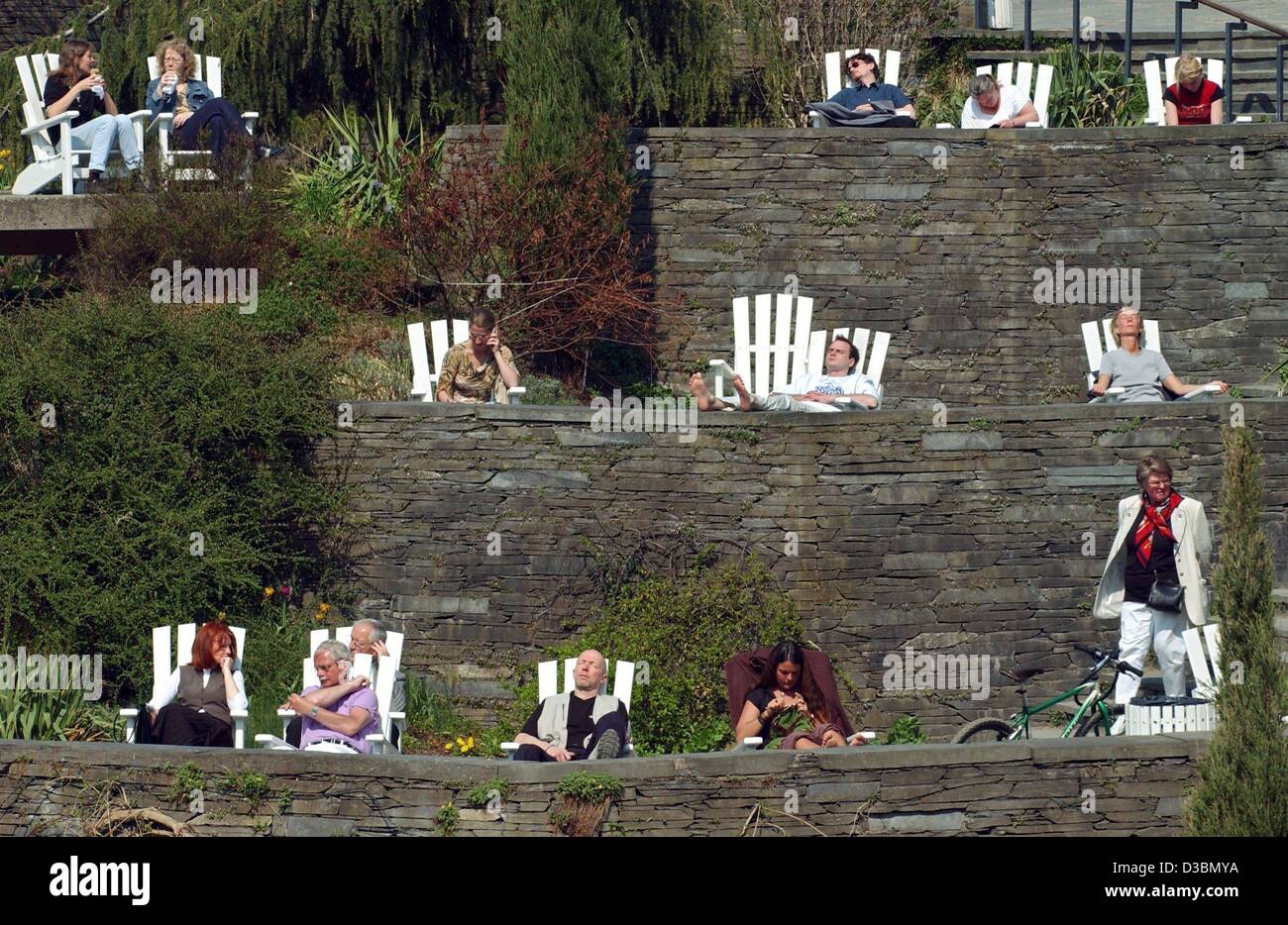 (Dpa) - Persone a godersi il sole e le temperature miti di circa 22 gradi Celsius ad Amburgo, Germania, 24 aprile 2003. Foto Stock