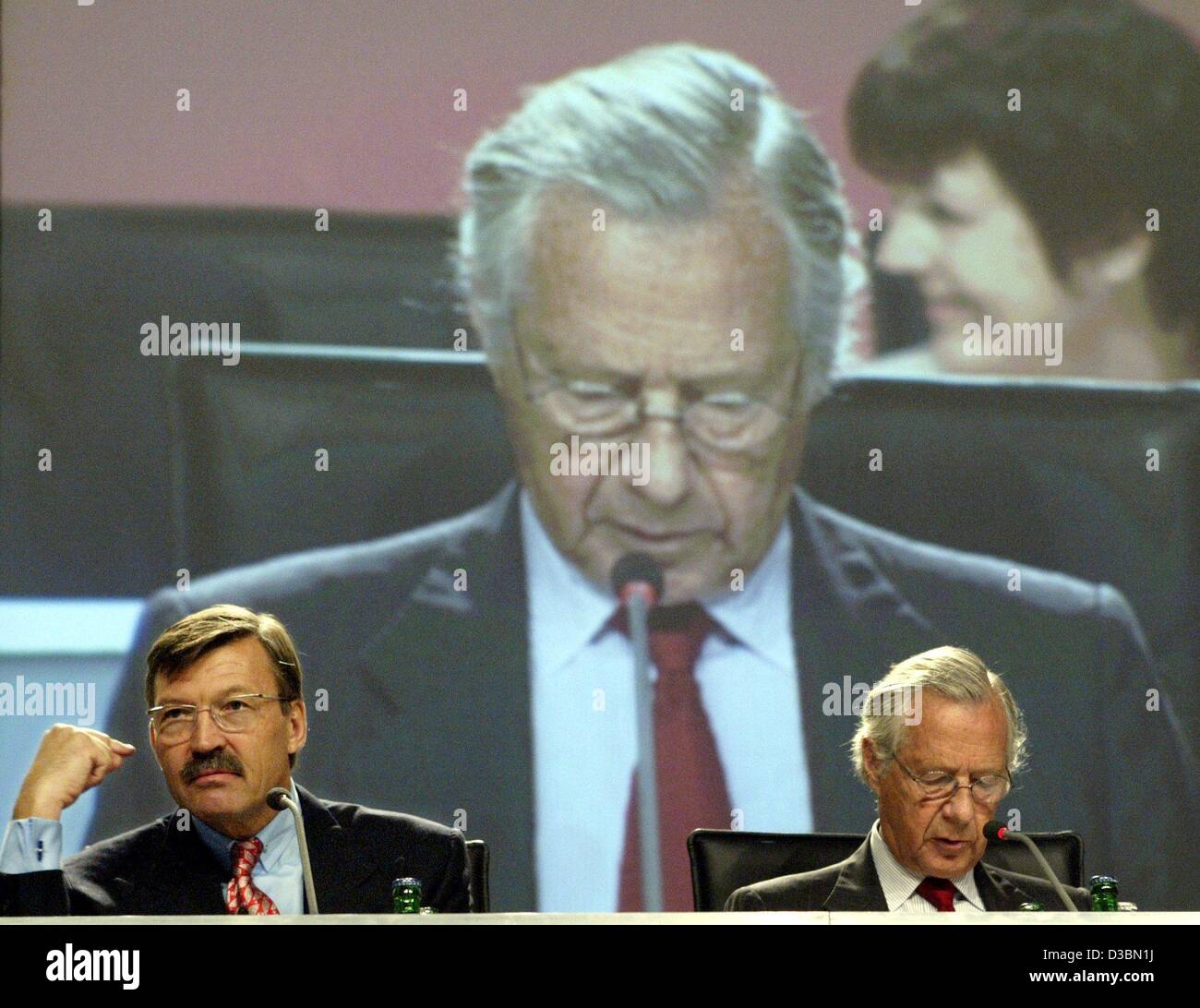 (Dpa) - Hans-Joachim Koerber (L), CEO del rivenditore tedesco gruppo Metro AG, e Jan von Haeften (R) assistere ad una riunione generale a Duesseldorf in Germania, 22 maggio 2003. La metro è di aprire all'ingrosso prezzo-mart, in questo anno in India e Ucraina. La società del Cash & Carry catena aperto nuovi negozi lo scorso anno in Jap Foto Stock