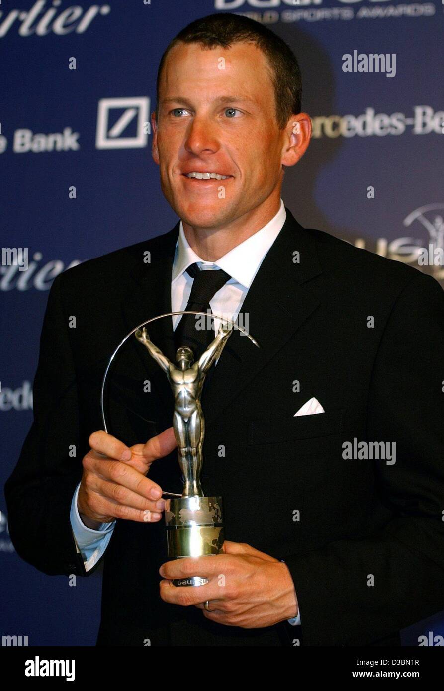 (Dpa) - US il ciclista Lance Armstrong pone con il suo premio Laureus che ha vinto nella categoria sportivo dell'anno, presso il Grimaldi Forum di Monte Carlo, 20 maggio 2003. Si tratta di una seconda Laureus premiato per il texano che ha vinto il mondo rimonta del premio di anno tre anni fa dopo il suo ritorno a t Foto Stock